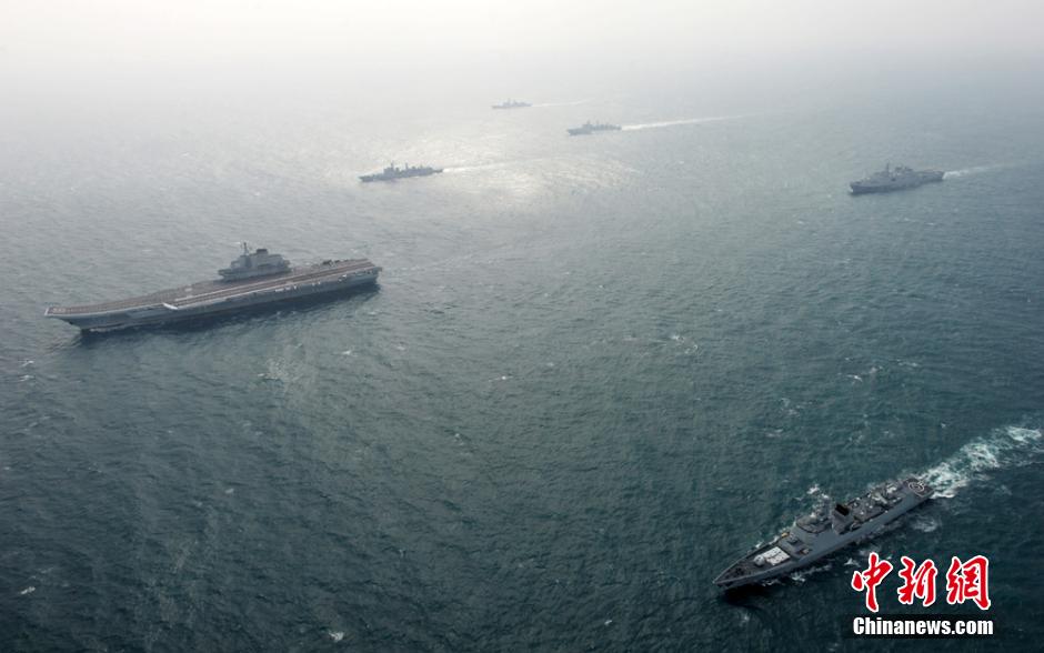 圖為遼寧艦與水面艦艇進(jìn)行協(xié)同訓(xùn)練。中新社發(fā) 胡鍇冰 攝