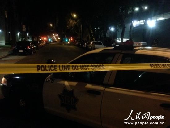 縱火案件發(fā)生在1月1日晚9時(shí)25分，舊金山當(dāng)?shù)鼐胶拖绬T幾分鐘內(nèi)趕到事故現(xiàn)場(chǎng)，并迅速撲滅了火情。記者1日晚趕到現(xiàn)場(chǎng)時(shí)，領(lǐng)館正門所在區(qū)域已經(jīng)被警察封鎖。