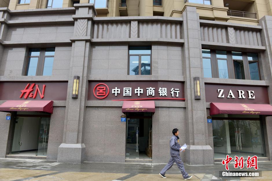 “知名大牌”集結無錫某樓盤商業(yè)街 細看全是“李鬼” “知名大牌”集結無錫某樓盤商業(yè)街 細看全是“李鬼”