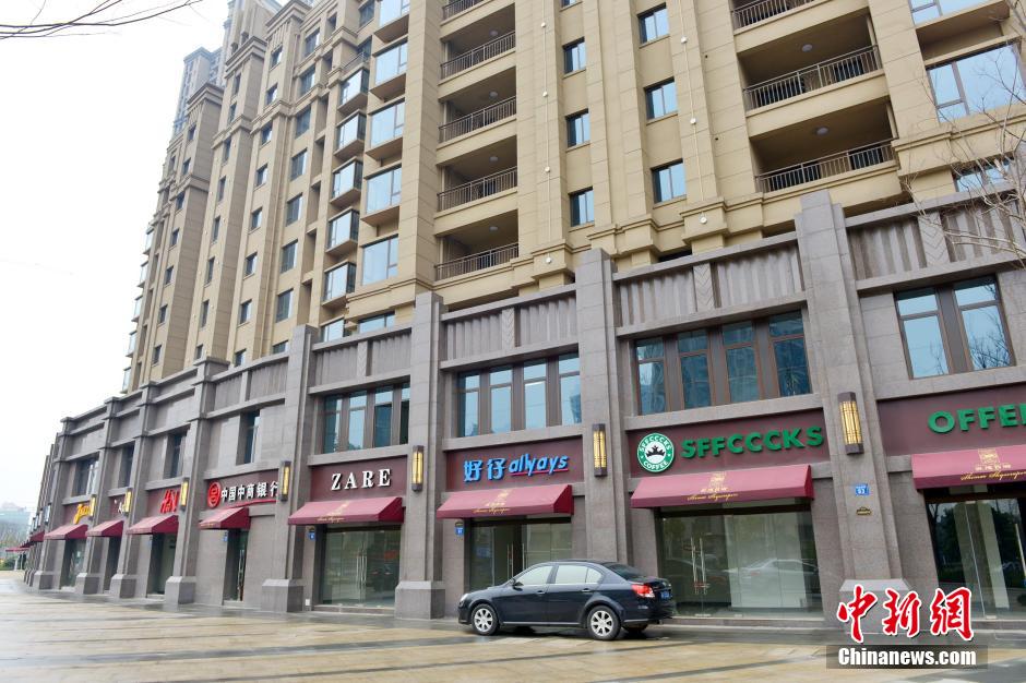 “知名大牌”集結無錫某樓盤商業(yè)街 細看全是“李鬼” “知名大牌”集結無錫某樓盤商業(yè)街 細看全是“李鬼”