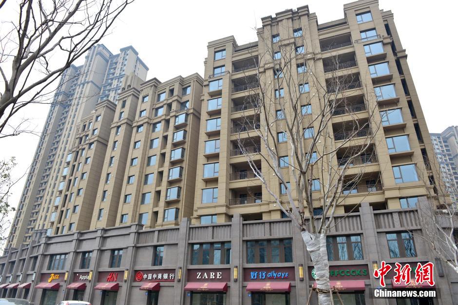 “知名大牌”集結無錫某樓盤商業(yè)街 細看全是“李鬼” “知名大牌”集結無錫某樓盤商業(yè)街 細看全是“李鬼”