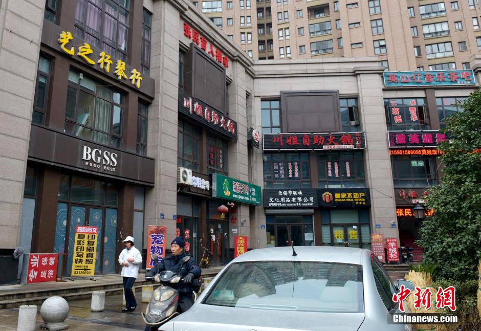 “知名大牌”集結無錫某樓盤商業(yè)街 細看全是“李鬼” “知名大牌”集結無錫某樓盤商業(yè)街 細看全是“李鬼”