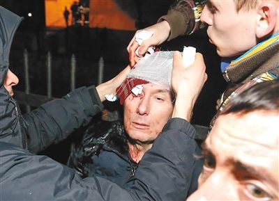 11日，基輔，遇襲受傷的反對派領導人盧岑科接受簡單救護。