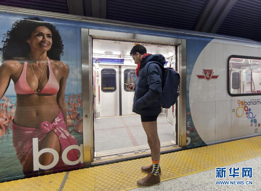 1月12日，在加拿大多倫多，一名只穿著內(nèi)褲的男子在車站等候地鐵。