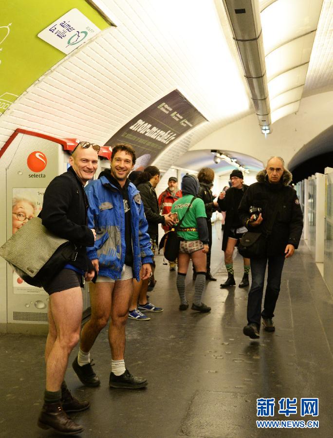 1月12日，在橫貫巴黎東西部的1號(hào)線地鐵車廂里，乘客只穿一條內(nèi)褲搭乘地鐵。