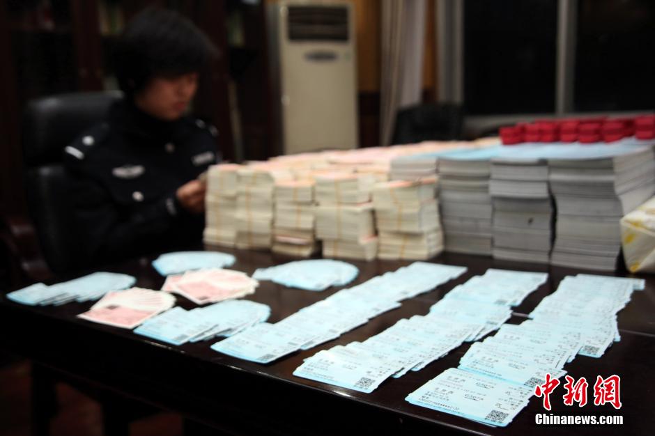 圖為查獲大量假火車(chē)票和制販工具（資料圖片）。