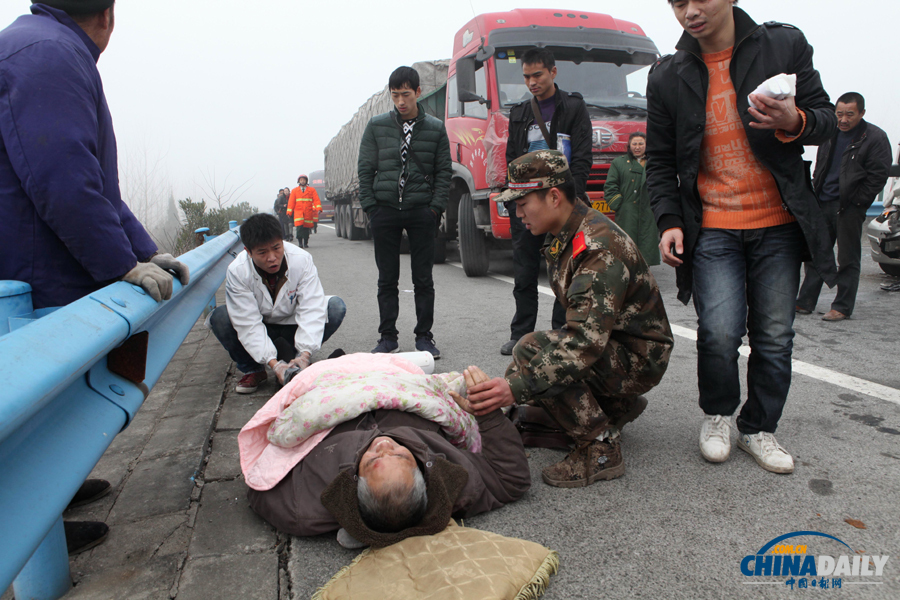 一名受傷群眾被救出。惠斌 攝