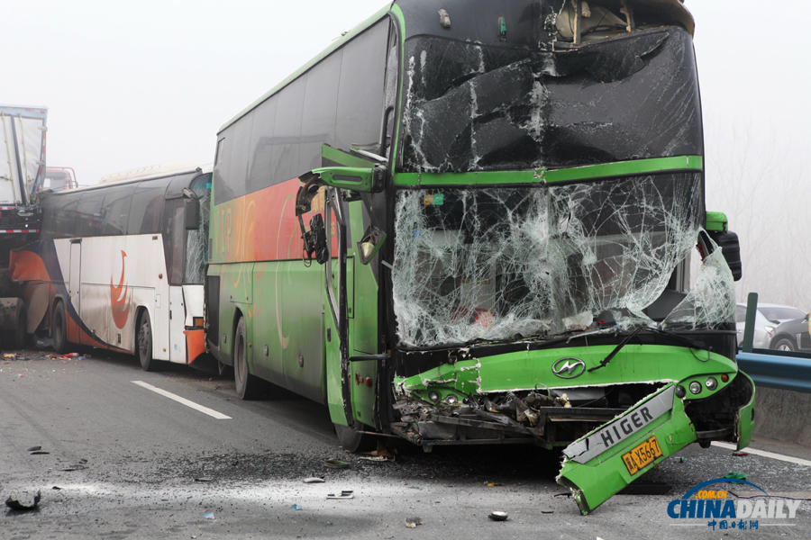 車禍救援現(xiàn)場?；荼?攝