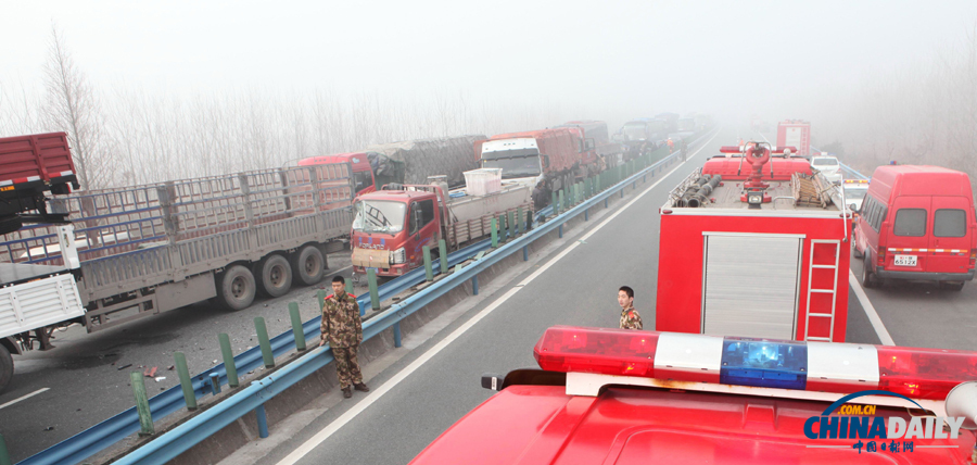 消防人員抵達(dá)事故現(xiàn)場。惠斌 攝