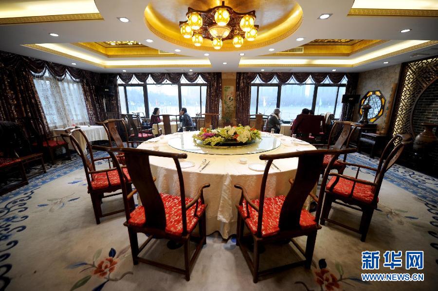 　1月15日，游客在北京紫竹院公園內(nèi)的問月樓喝茶聊天。