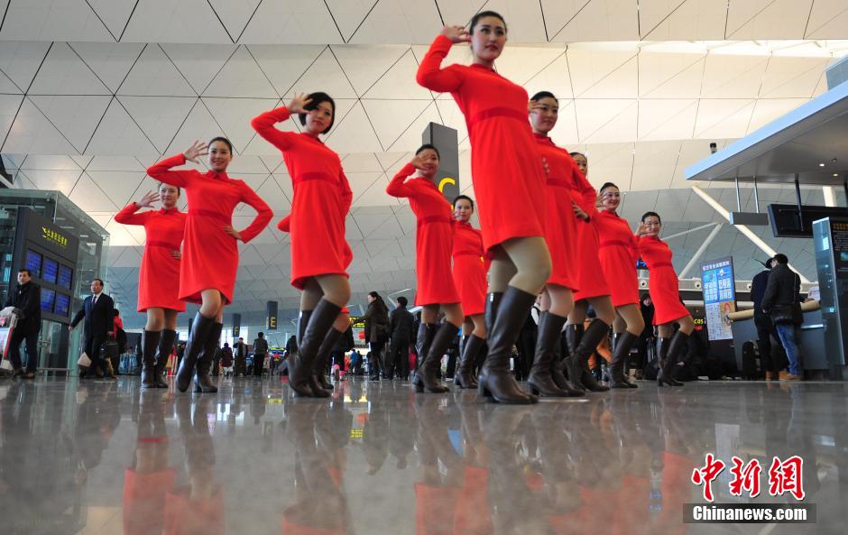 1月23日，機場工作人員在跳“快閃”舞蹈。