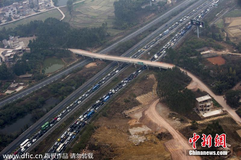航拍春運路況 廣河長深高速交界車隊綿延幾公里