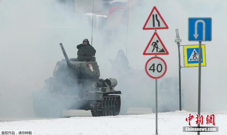 共有1500名俄羅斯官兵和100個(gè)單位的軍事裝備參加了閱兵式 共有1500名俄羅斯官兵和100個(gè)單位的軍事裝備參加了閱兵式