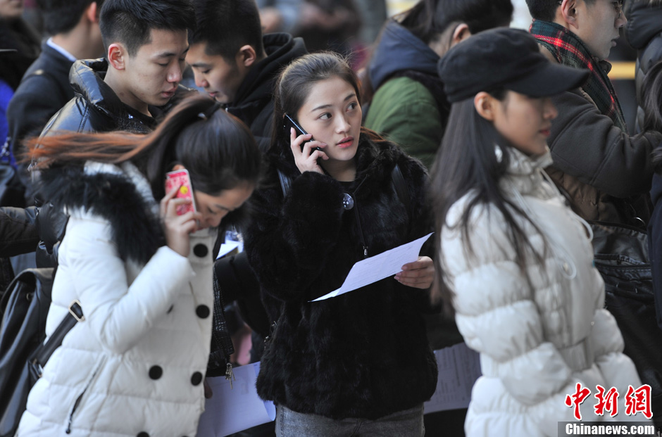 圖為表演系考生走出考場。