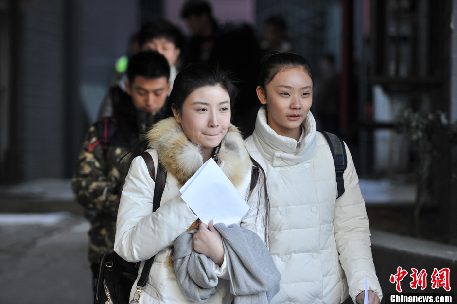 圖為表演系考生走出考場。