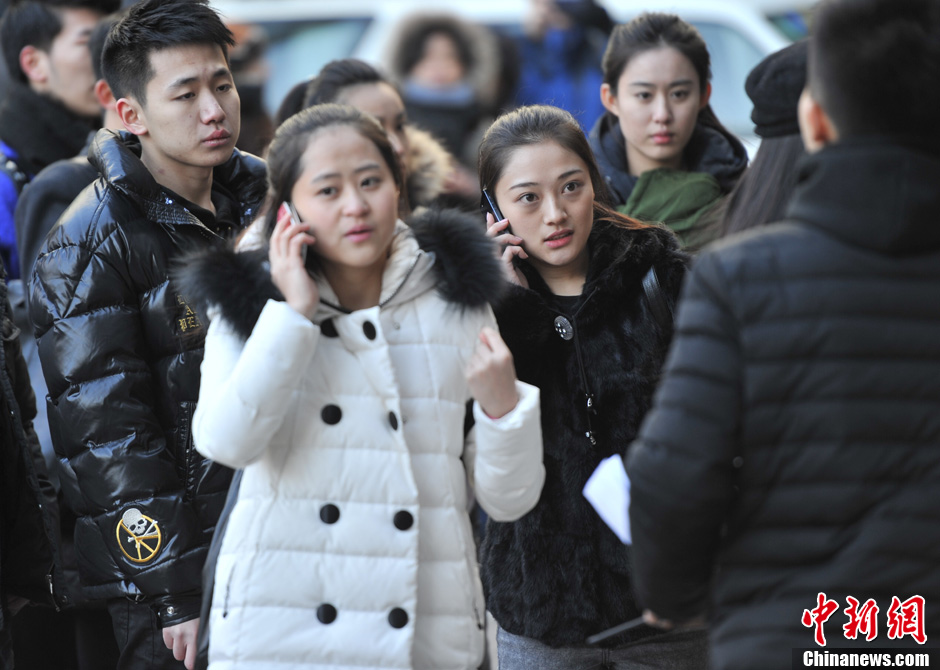 圖為表演系考生走出考場。