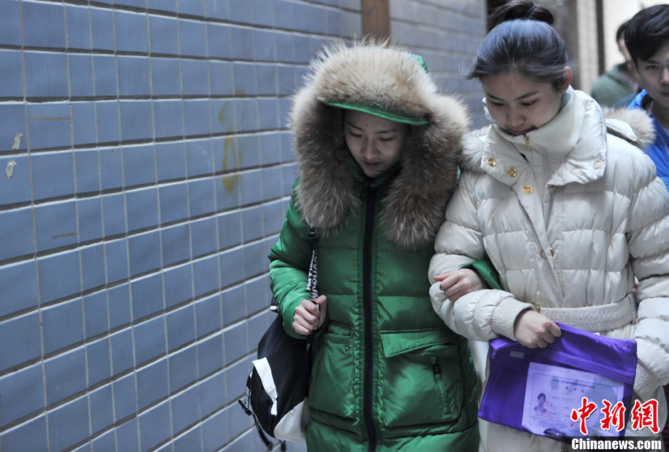 圖為表演系考生走出考場。