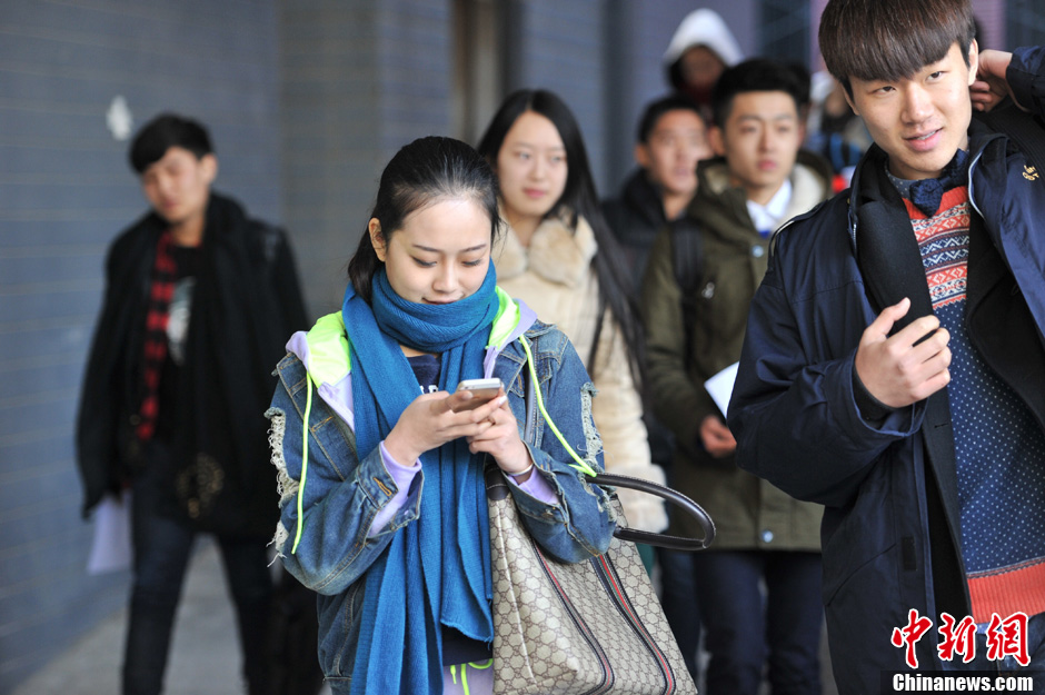 圖為表演系考生走出考場。