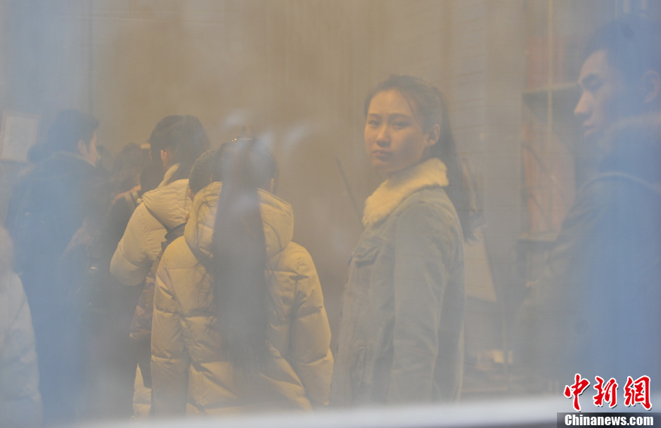 圖為表演系考生走出考場。