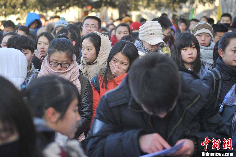 圖為報考現(xiàn)場。