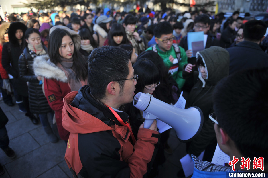 圖為報考現(xiàn)場。