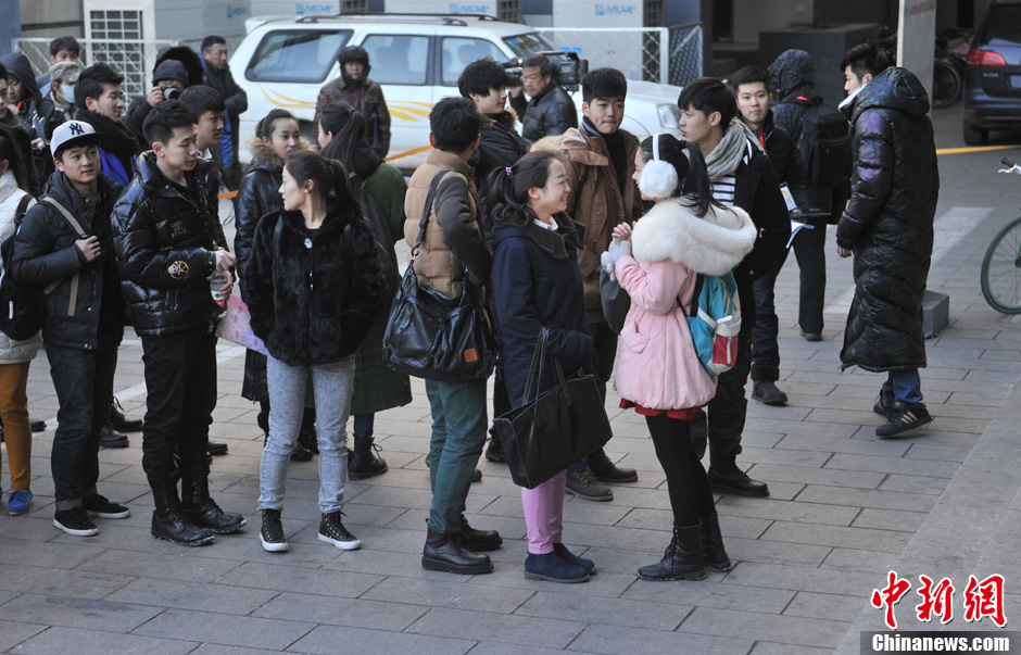 圖為表演系考生走出考場。