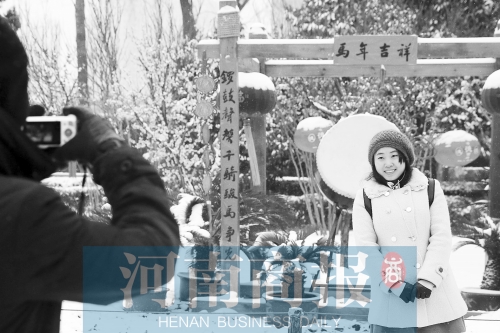 紫荊山公園里布置喜慶，引來不少游客合影留念。記者 楊東華/攝