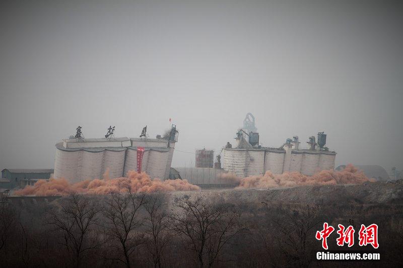 　2014年2月17日，石家莊市再次啟動壓減水泥過剩產(chǎn)能、治理大氣污染水泥企業(yè)集中爆破拆除行動。