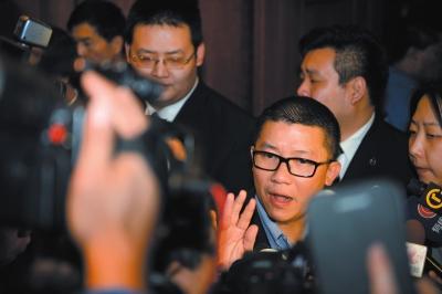 3月10日23時許，與馬航失聯(lián)航班部分乘客家屬乘坐同一航班的乘客在北京首都機(jī)場辦理值機(jī)手續(xù)。新華社