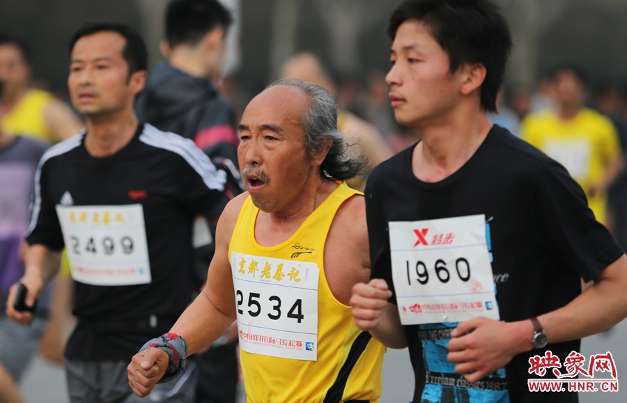 一位老年選手與年輕人比速度。