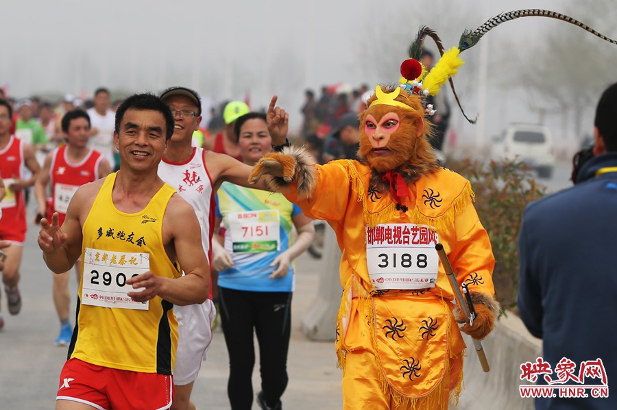 “大圣”不翻跟斗改長跑了。