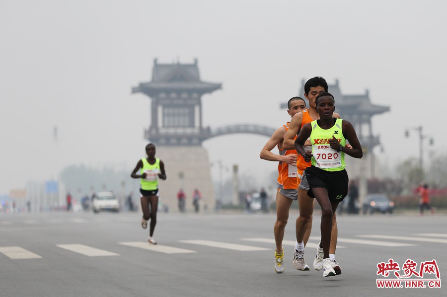 選手進(jìn)入開封市區(qū)。