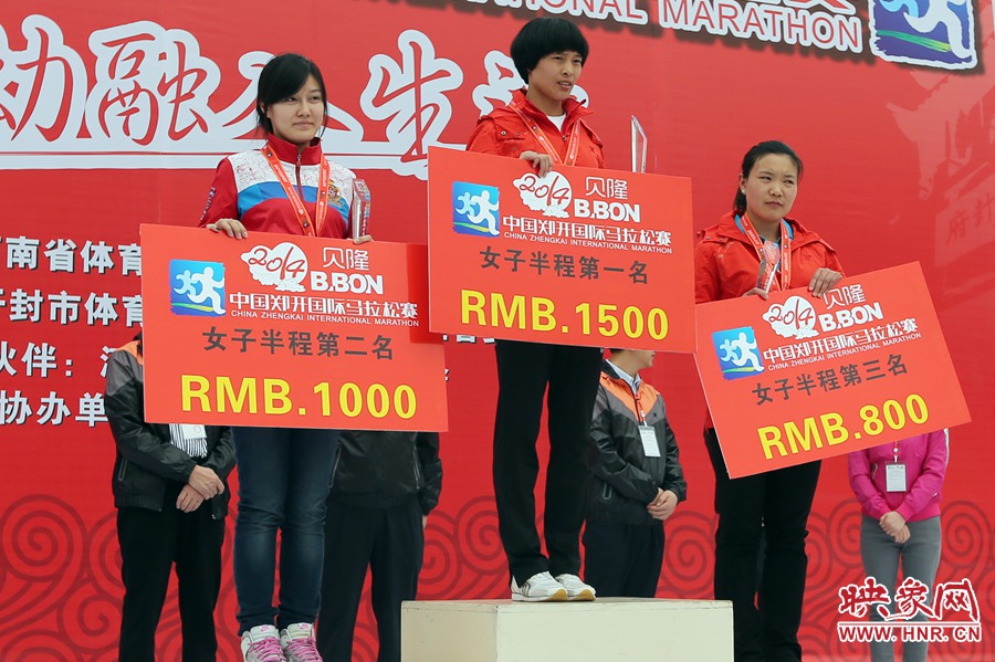 女子半程前三名選手。