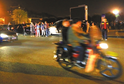 3月30日凌晨，地震發(fā)生后，秭歸縣城一些居民聚集到開闊的廣場上。新華社發(fā)