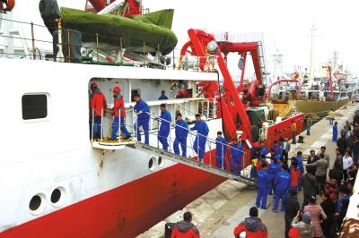  4月8日，“科學(xué)號”科學(xué)考察船從青島市中苑碼頭啟航，赴沖繩海槽區(qū)域進行科學(xué)考察。圖/CFP