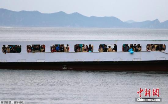 　4月17日清晨，失蹤者家屬乘坐渡輪前往事故現(xiàn)場。