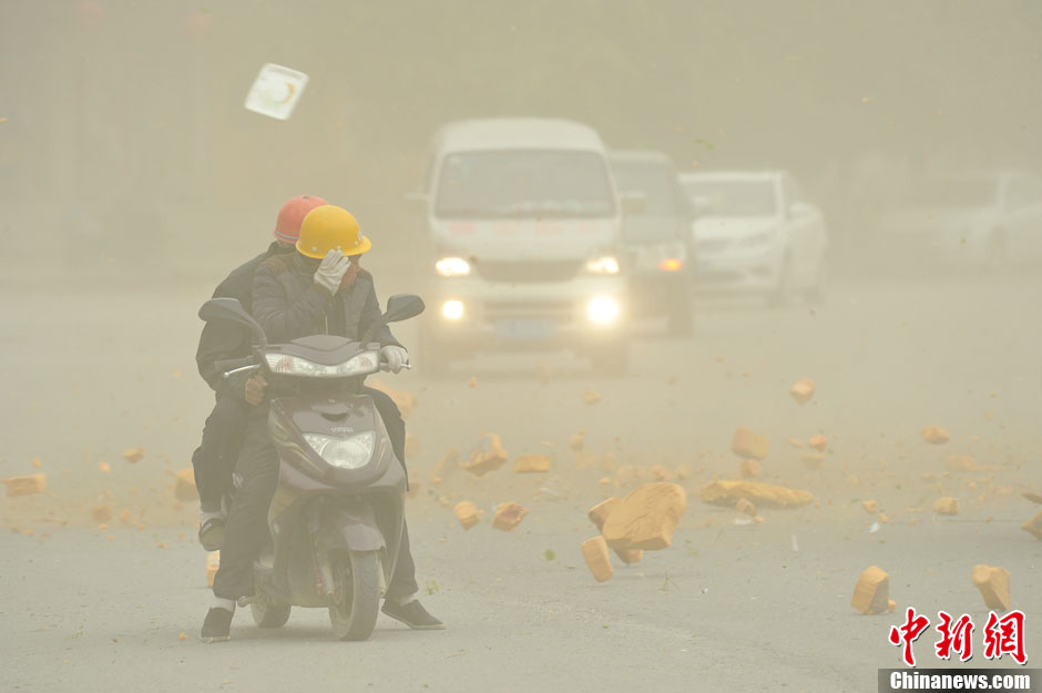 4月23日，受強(qiáng)冷空氣影響，新疆哈密出現(xiàn)出現(xiàn)強(qiáng)沙塵和降溫天氣