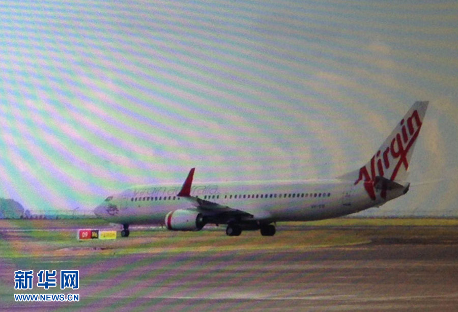 4月25日，迫降的澳大利亞維珍航空公司客機(jī)停在印度尼西亞巴厘島登巴薩機(jī)場(chǎng)（透過(guò)飛機(jī)舷窗拍攝）。