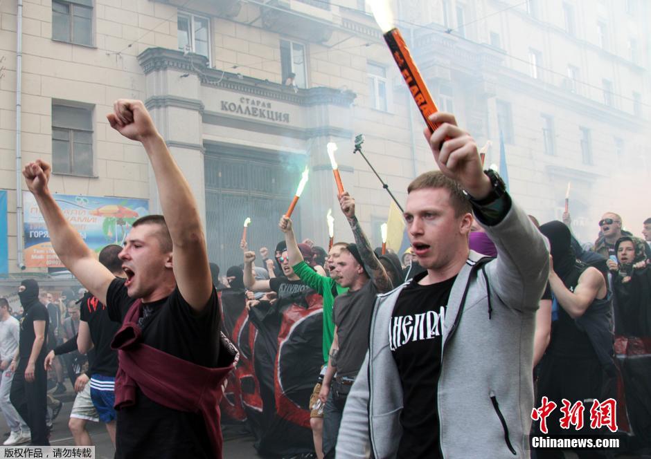 當(dāng)?shù)貢r(shí)間4月28日，烏克蘭哈爾科夫，親歐民眾和親俄民眾在街頭示威時(shí)發(fā)生大規(guī)模沖突。