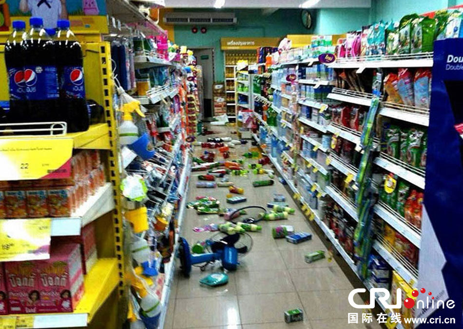 　當(dāng)?shù)貢r(shí)間2014年5月5日，泰國(guó)清萊，超市貨架上的商品散落一地。