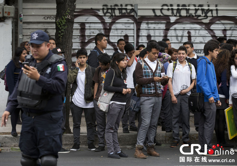 當(dāng)?shù)貢r間2014年5月8日，墨西哥墨西哥城，市民等在路邊等待道路重新開啟。