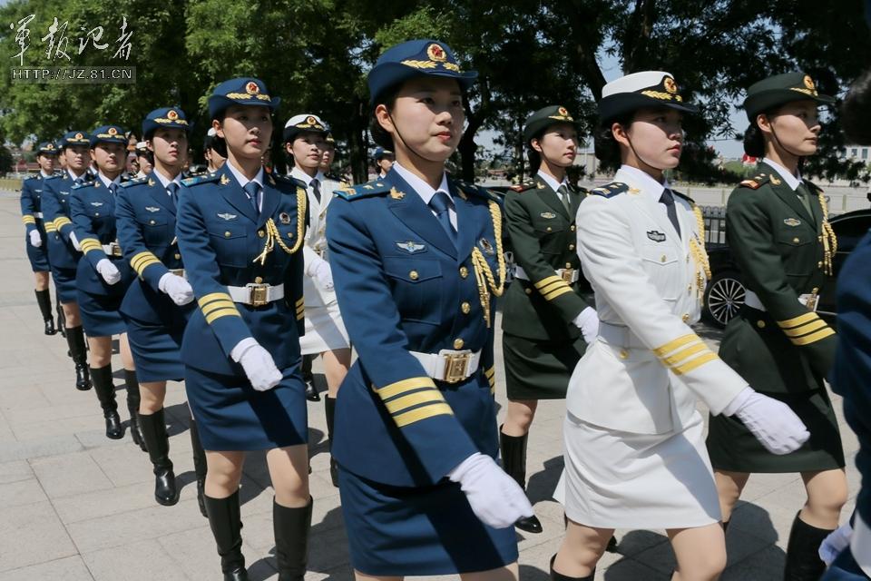 解放軍首批女儀仗兵亮相，90%以上擁有大專以上學(xué)歷，平均身高1.72米。圖為女兵儀仗隊。