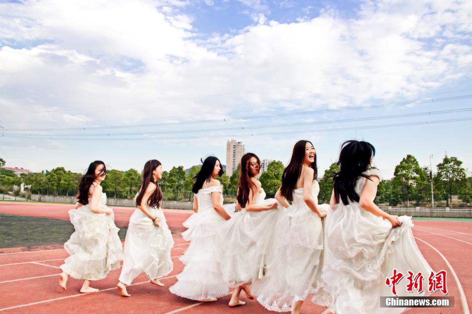 武漢女大學生婚紗畢業(yè)照 靚麗搶鏡