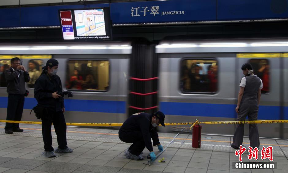 圖為新北市警察在現(xiàn)場(chǎng)勘查。中新社發(fā) 劉舒凌 攝