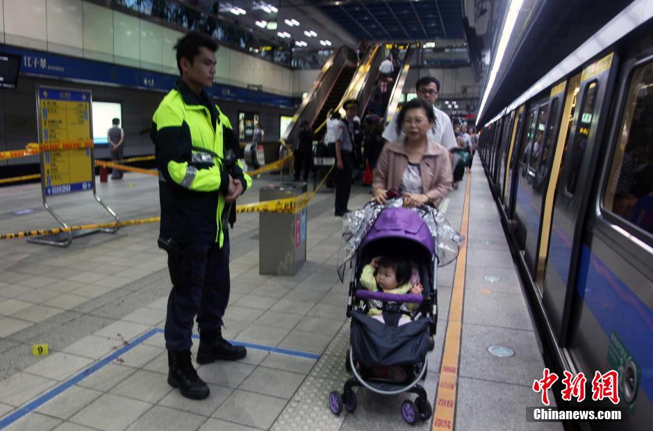 圖為新北市警察在現(xiàn)場(chǎng)勘查。中新社發(fā) 劉舒凌 攝