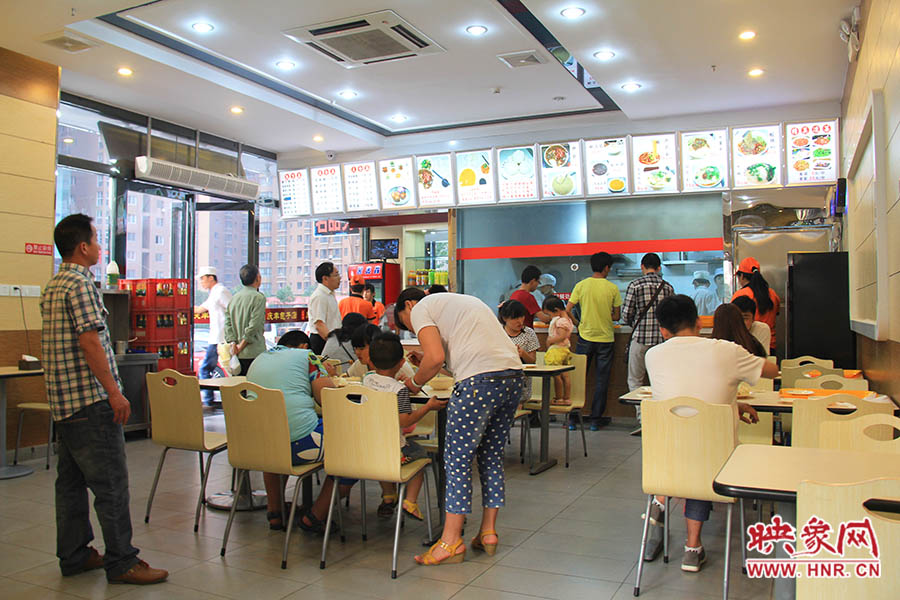 慶豐包子的金字招牌真不是蓋的,雖然店面還沒有正式營(yíng)業(yè),已有許多食客慕名來吃包子。