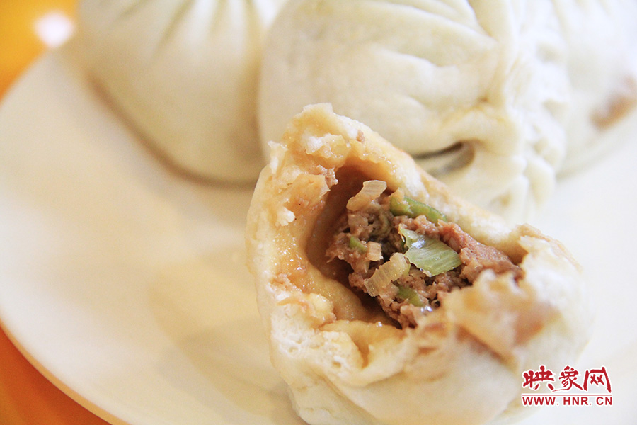 記者特意叫上一位去過北京正宗慶豐包子鋪的朋友前往試吃鑒定,兩者的味道差不多。