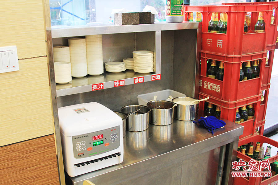 調(diào)料、小碟、餐具也都被放在另一張單獨(dú)的桌子上,需要用餐者“自助”。