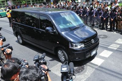 英拉向泰國軍方報到后被扣留。