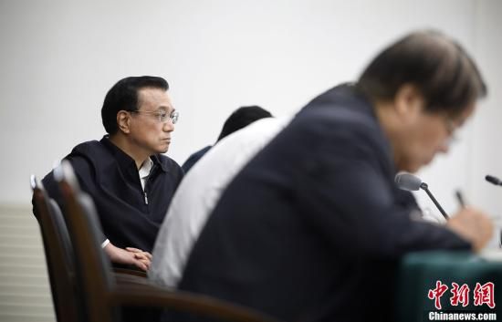 李克強(qiáng)在赤峰主持召開部分企業(yè)與金融機(jī)構(gòu)負(fù)責(zé)人座談會(huì)。